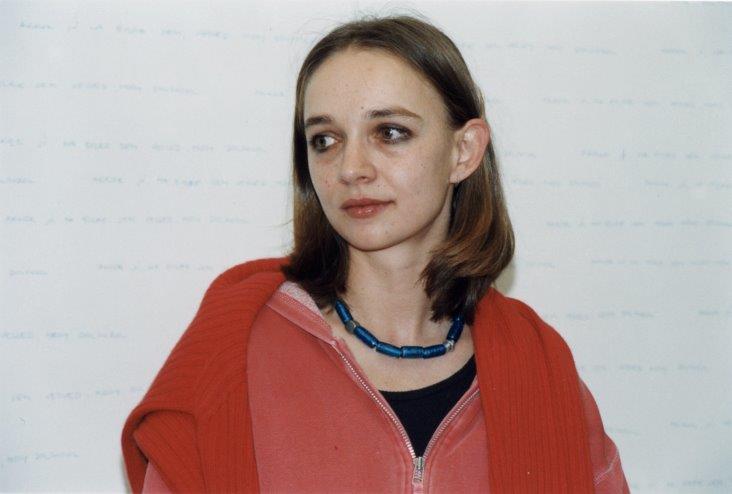 Benczúr Emese, 1999, az „Akkor jó, ha észre sem veszed, hogy dolgozol” c. kiállítás megnyitóján. © Ludwig Múzeum Adattár Benczúr Emese, 1999, az „Akkor jó, ha észre sem veszed, hogy dolgozol” c. kiállítás megnyitóján. © Ludwig Múzeum Adattár